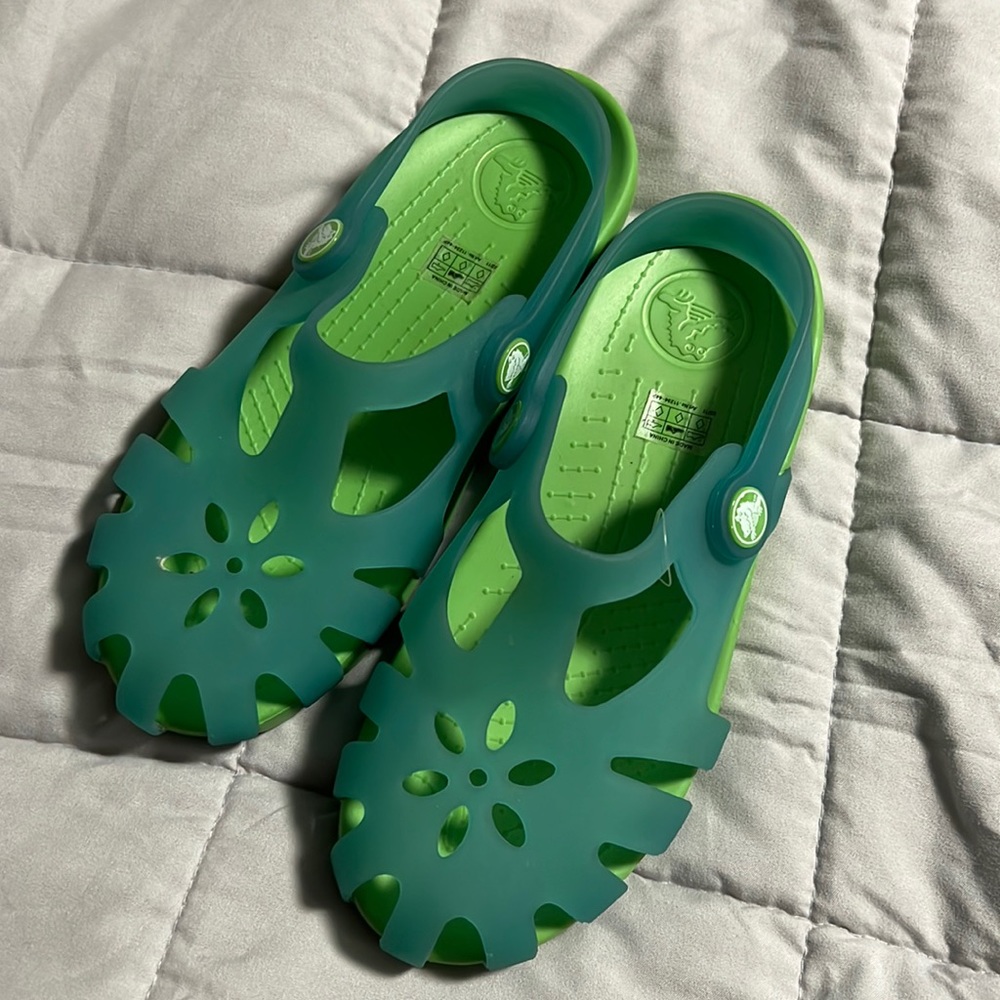 NWOT Size 3 CROC Sandals